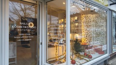 Eingang des NK Studio Hannover-Kleefeld mit modernem Schaufenster und Beleuchtung