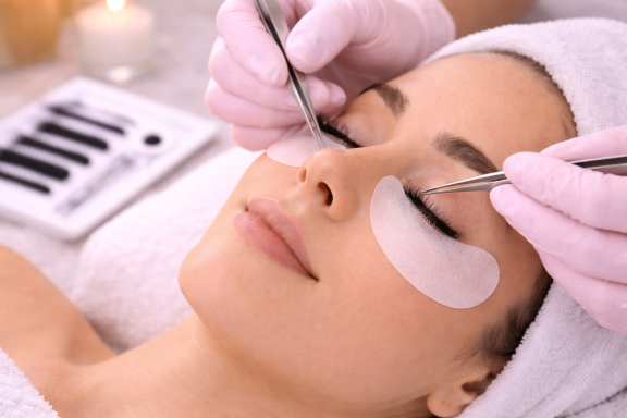 Wimpernbehandlung – präzise Pflege & Styling