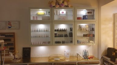 Übersichtlicher Studio-Innenraum mit Kosmetikprodukten im NK Studio Hannover-Kleefeld