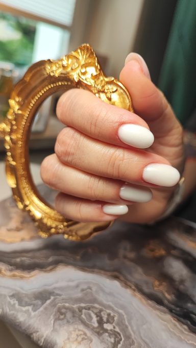 Milky Caramel Maniküre mit sanften Nude-Tönen im NK-Studio Hannover-Kleefeld