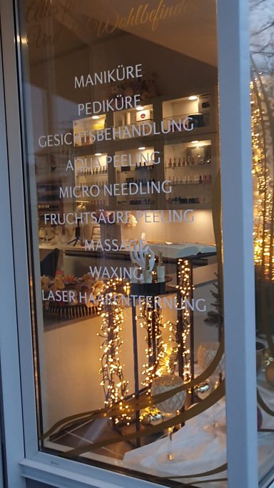 Schaufenster des NK Studio Hannover-Kleefeld mit Übersicht kosmetischer Behandlungen