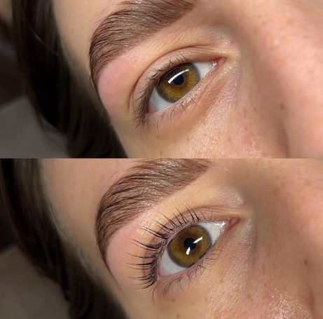 Nahaufnahme eines Auges mit braunen Augen und betonten Wimpern.