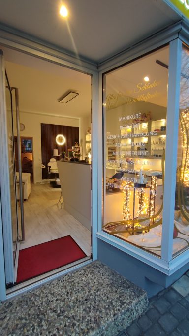 Eingang des NK Studio Hannover-Kleefeld mit gepflegtem Studiozugang