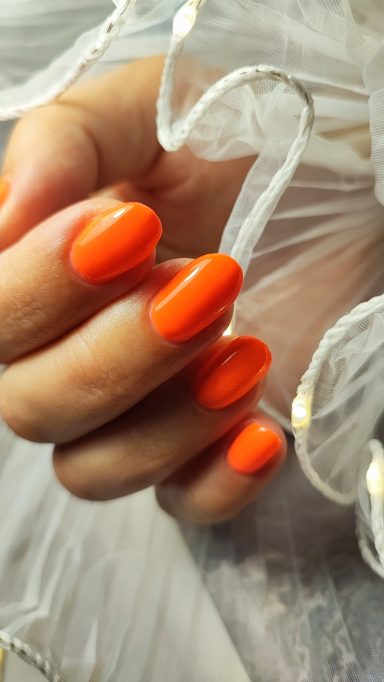 Neon Nails Maniküre mit leuchtenden Farben im NK-Studio Hannover-Kleefeld