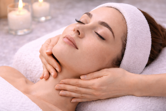 Gesicht- & Halsmassage – entspannende Pflegebehandlung