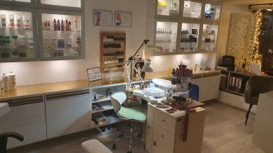 Gepflegter Arbeitsbereich im NK Studio Hannover-Kleefeld für professionelle Kosmetik